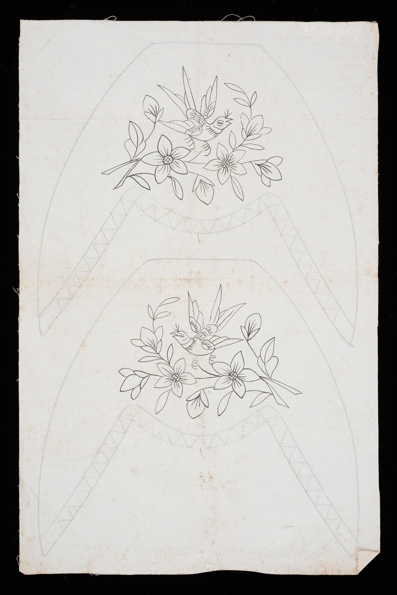 <strong>Drawn design of slipper face on canvas|<br>
</strong><br>
2017-00468<br>
20th century<br>
Singapore and Penang
<br>
Collection of the Peranakan Museum<br>
<br>
To see other slipper face designs in the NC, click <a href="https://www.roots.gov.sg/search?query=slipper%20face%20design&tab=collections">here</a>.